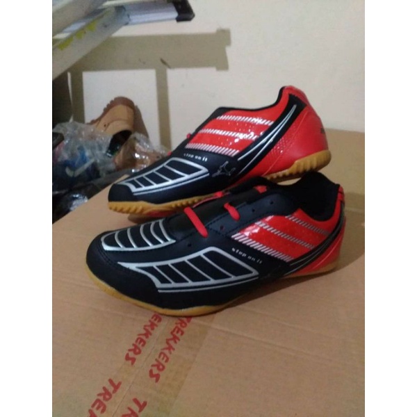 sepatu futsal size 38 ardiles hitam merah sol wajib dijahit ulang biar lebih kuat