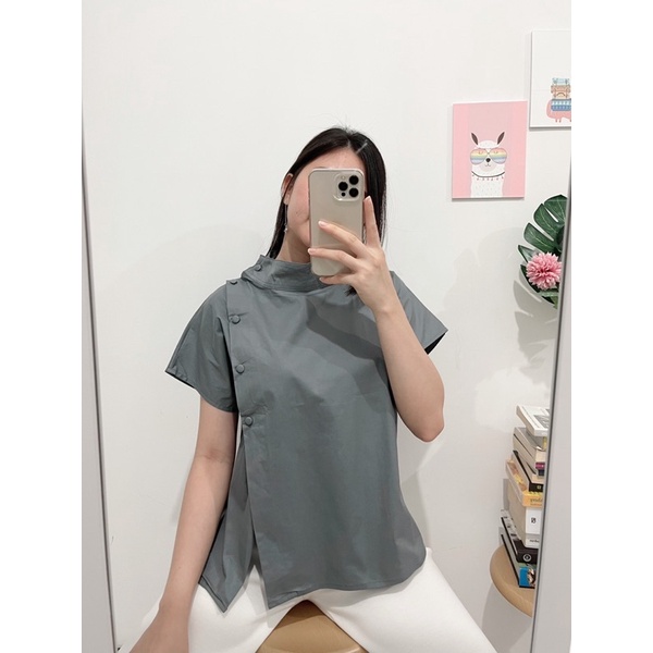 Kayla Top (Atasan wanita dengan detail button hidup dan slit)