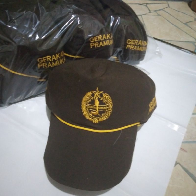 Topi gerakan pramuka bordir lis kuning perekat