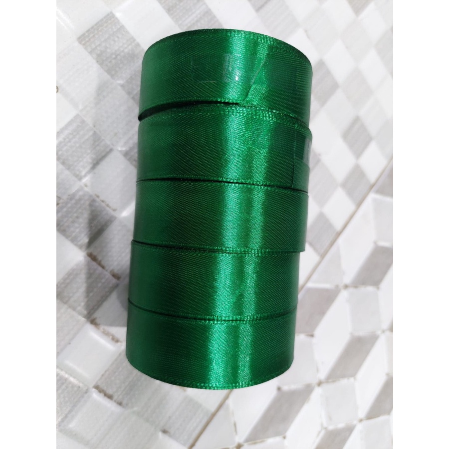 

Pita Satin Hijau Tua Ukuran 1 Inch / 2,5cm Per Roll