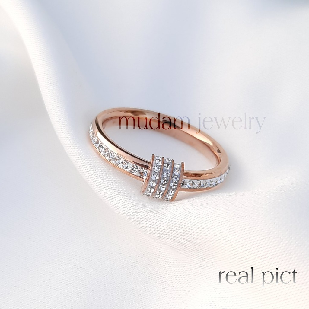 Cincin Titanium Model Ring Putar Bertaburakan Kristal Artifisial