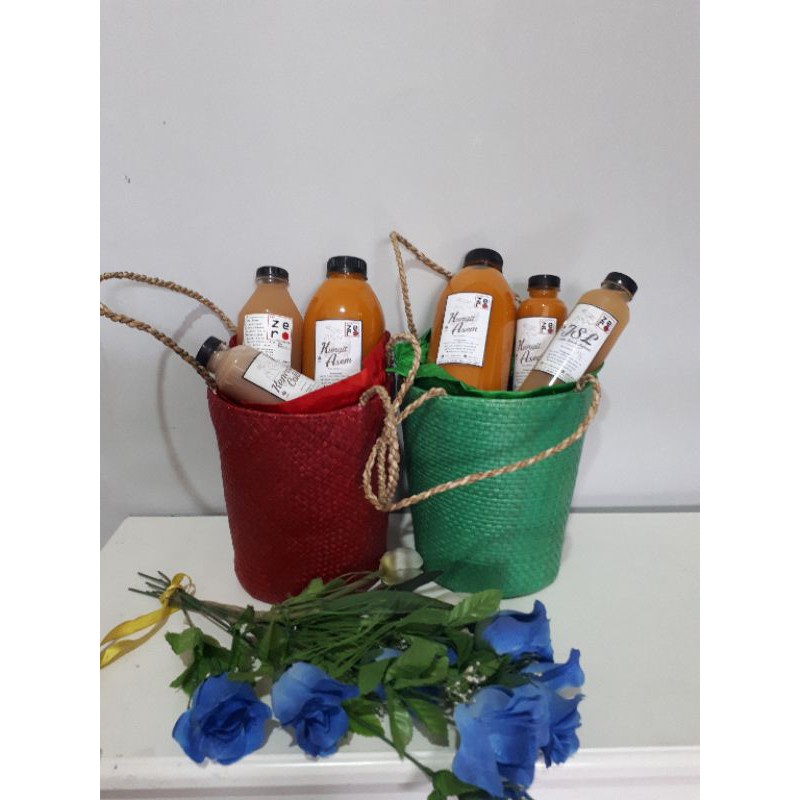 

Hampers (type A) Jamu Tradisional 2 - 3 botol ukuran 1L / 500ml / 250ml / Jamu Kunyit Asam Sirih Pinang Manjakani / Jahe Sereh Lemon / Beras Kencur Ori (Rasa Bisa Request / Kurangin Gula / Kurangin atau Ganti Bahan Rempah Tradisional)