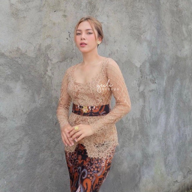 Setelan Kebaya Bali Modern Semi Italy dengan Rok mermaid /Duyung