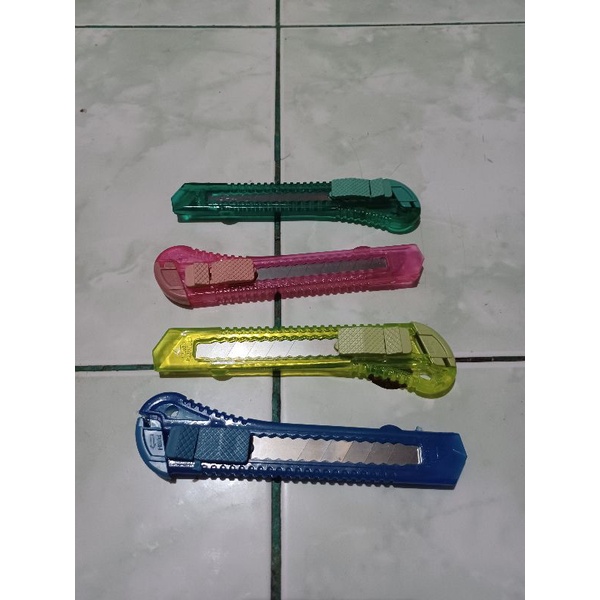 

Pisau Cutter Plastik Warna Transfaran Besar Per 1 Pcs
