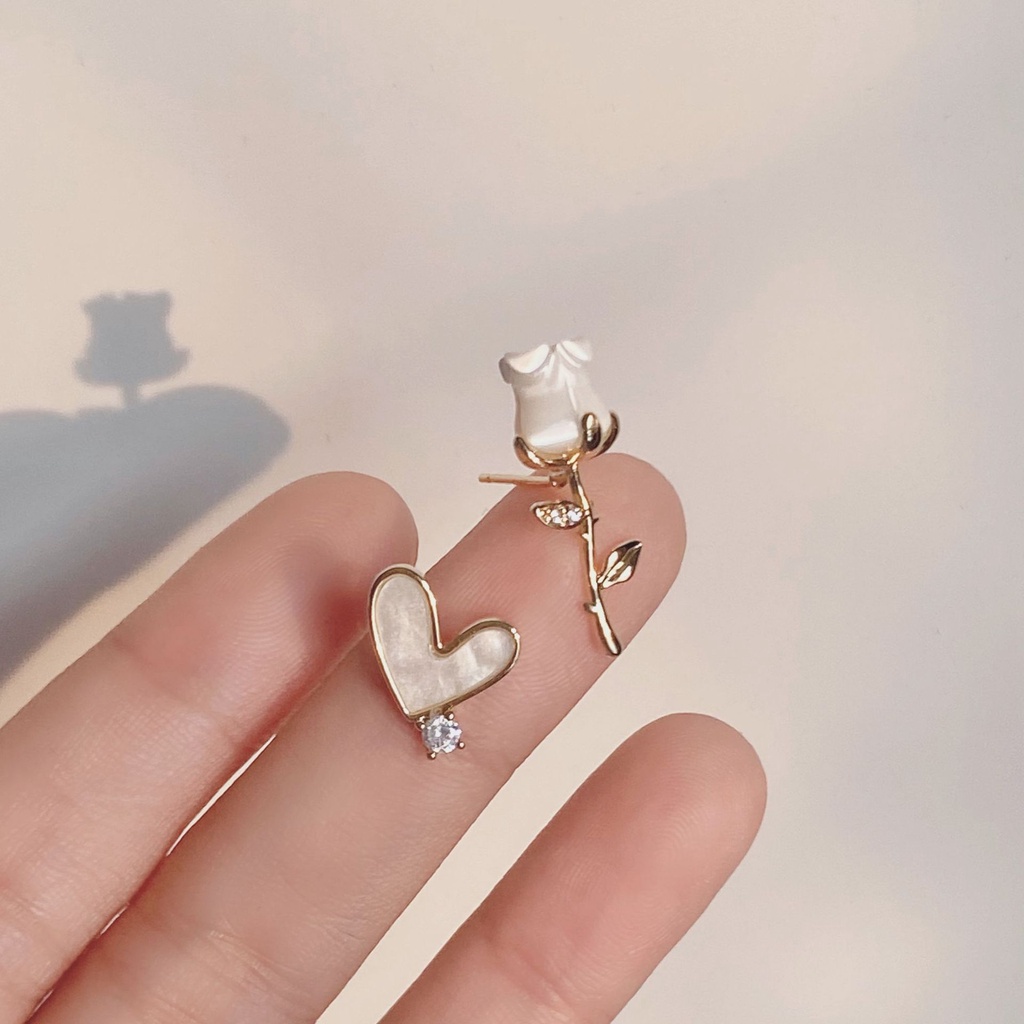 Anting Stud Asimetris Desain Hati Mawar Putih Gaya Vintage Untuk Wanita