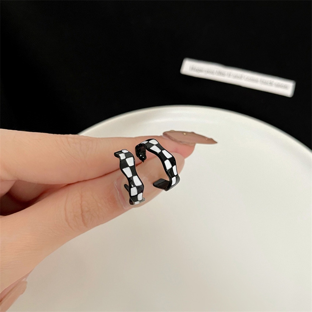 【COD Tangding】Anting Stud Desain Papan Catur Hitam Putih Tidak Teratur