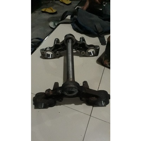 Segitiga T atas bawah Suzuki TRS standart bawaan motor