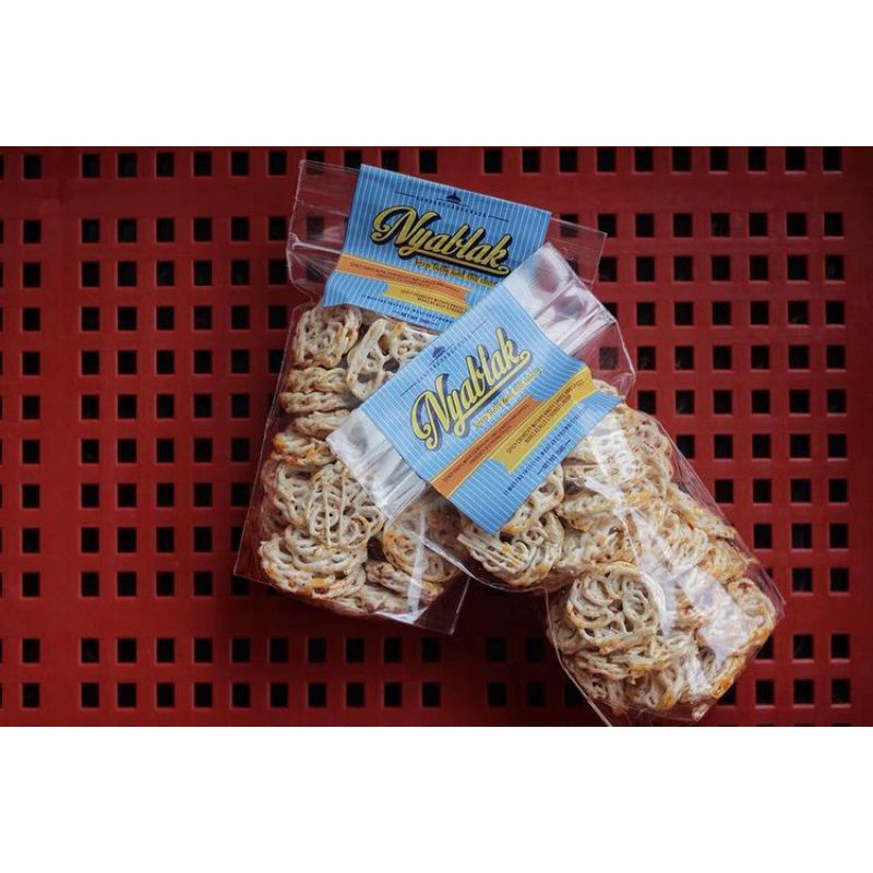 

Banyak Nyablak - Kerupuk seblak pedas dengan bumbu jeruk