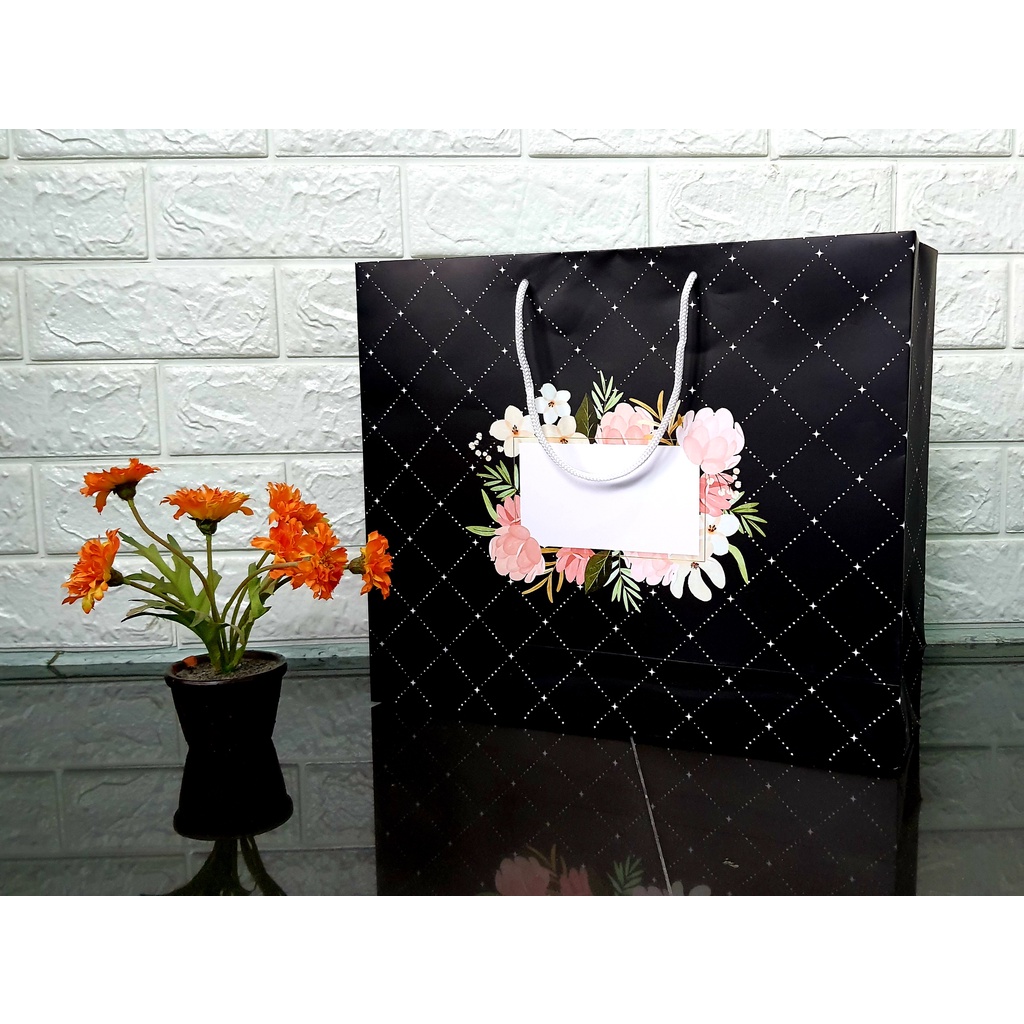 

Paperbag Elegant Star Black with Floral Uk. 36 x 30 x 10 cm