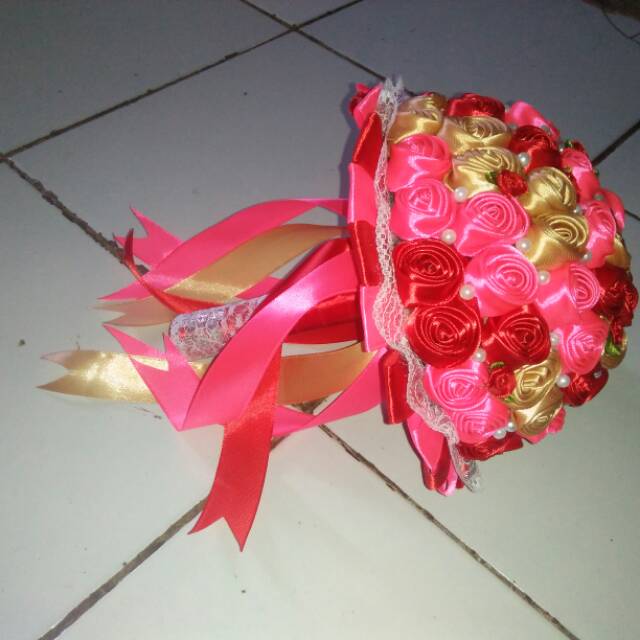 

Buket bunga pernikahan pengantin pita satin 3 warna pink merah gold