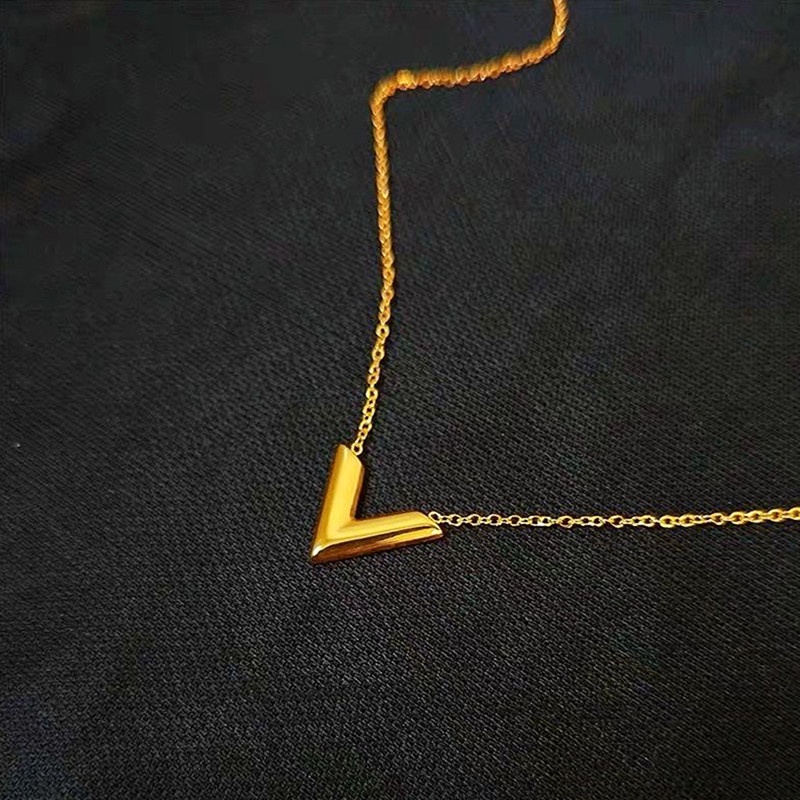 Kalung Titanium Wanita Huruf V Lapis Emas 18K Anti Karat Fashion Korea Perhiasan