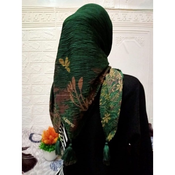 HIJAB/KERUDUNG SEGI EMPAT PLISKET MOTIF POM POM/JAMBUL/RANDOM-A1
