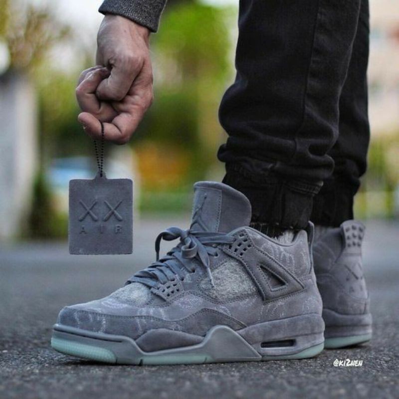 aj 4 kaws