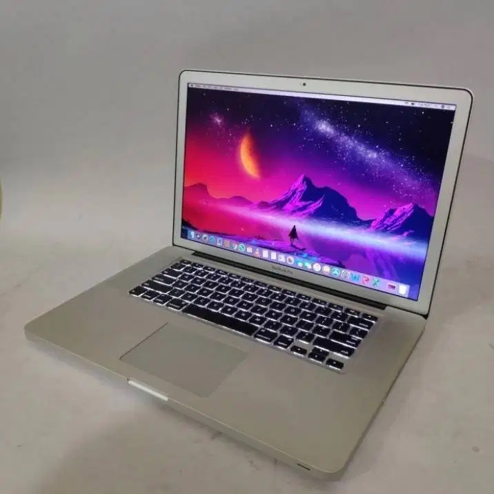 MacBook Pro i7 8 GB SSD 256 GB Bekas Second