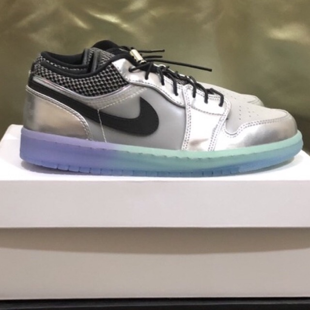 AJ1 LOW TOGGLE SILVER SIZE 7W / 38