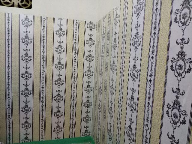Wallpaper Dinding Batik Hitam Garis Bunga Kuning