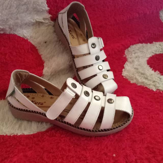 Sepatu sandal Kickers