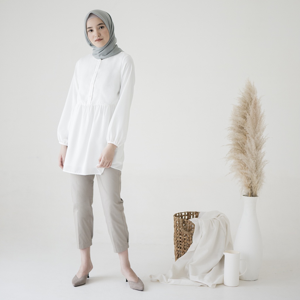 Naura by Aska Label - Atasan basic wanita blouse warna putih offwhite, biru navy, ungu lilac, abu taupe, dusty pink raspberry dengan tangan kerut dan kancing depan busui friendly