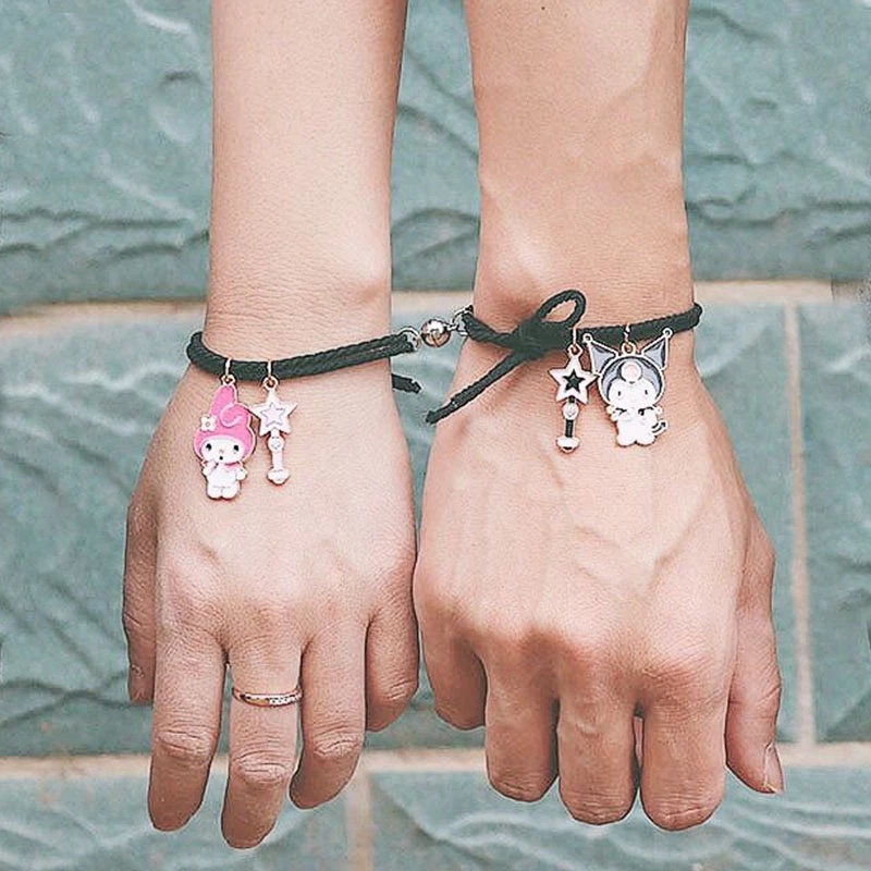 2pcs Gelang Tali Elastis Dengan Liontin Boneka Smiley Bahan Metal Untuk Pasangan