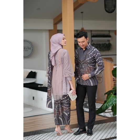 (Akita-nadine tunik series Mauve) set couple kebaya wanita &amp; kemeja batik pria. kebaya wisuda kebaya kondangan kebaya lamaran bahan lace premium