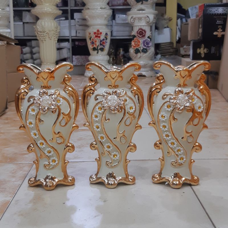 3 Pcs Pajangan Guci Warna Krem Dan Gold Motif Timbul Tinggi 30 Cm Mewah Elagan Pajangan Lemari Kaca 