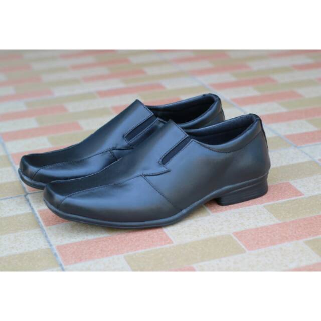 Sepatu pantofel pria FG