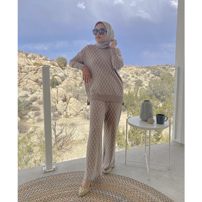 READY size XL signature comfy sweater taupe benang jarum by buttonscarves