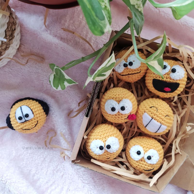 Amigurumi / Boneka rajutan karakter emoticon Smile