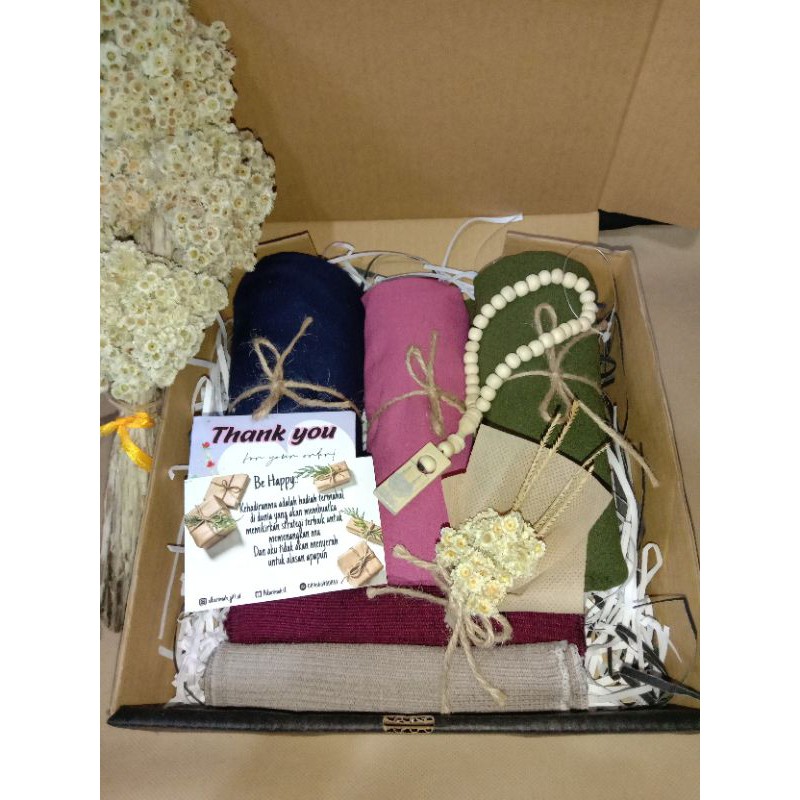 

Gift Box jilbab Kado wisuda Kado ulangtahun Hampers