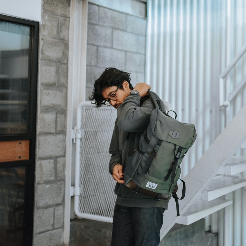 LIDDER OLIVE GREEN ORIGINAL x ATVA Tas Ransel Casual Hijau Pria Daily Backpack Kuliah Kampus Kerja Kantor Sekolah SMA SMK Remaja Dewasa Tas Punggung Laptop Ukuran Besar 14 Inch Bagpack Distro Tas Traveling Premium Outdoor Travel Bag Keren Terbaru Kekinian