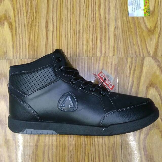 Sepatu sekolah hitam polos aerostreet.