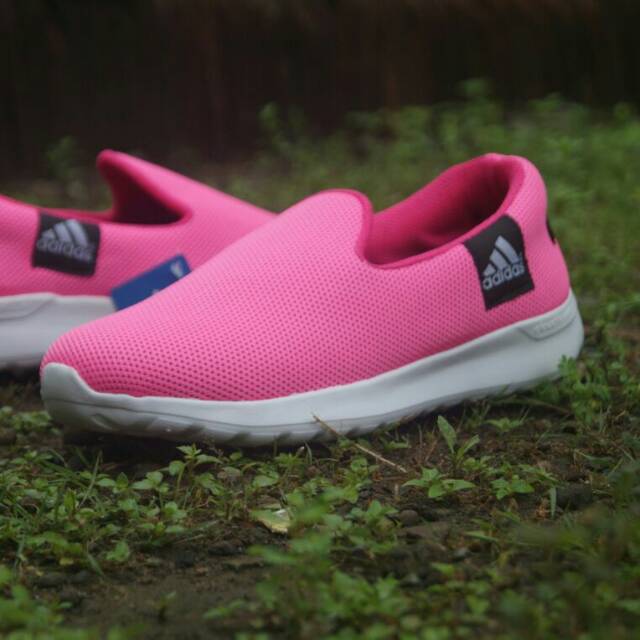 Sepatu sport lari olahraga adidas pink cewek