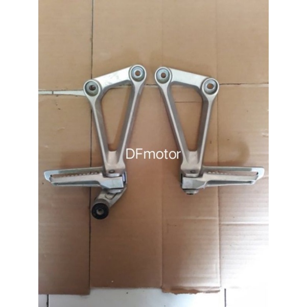 FOOTSTEP POSTEP PIJAKAN KAKI BELAKANG CBR 150R K45 LOKAL ORIGINAL