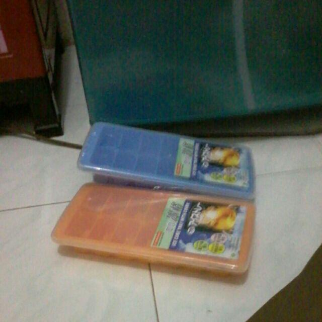 Yoshikawa Cetakan Es Dengan Tutup Set Isi 2 Buah Be3310 Warna Random