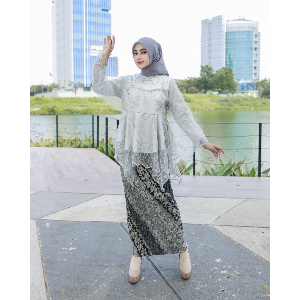 Vanriz Kebaya-Kebaya Wisuda Tile Mix Tutu Rok Plisket