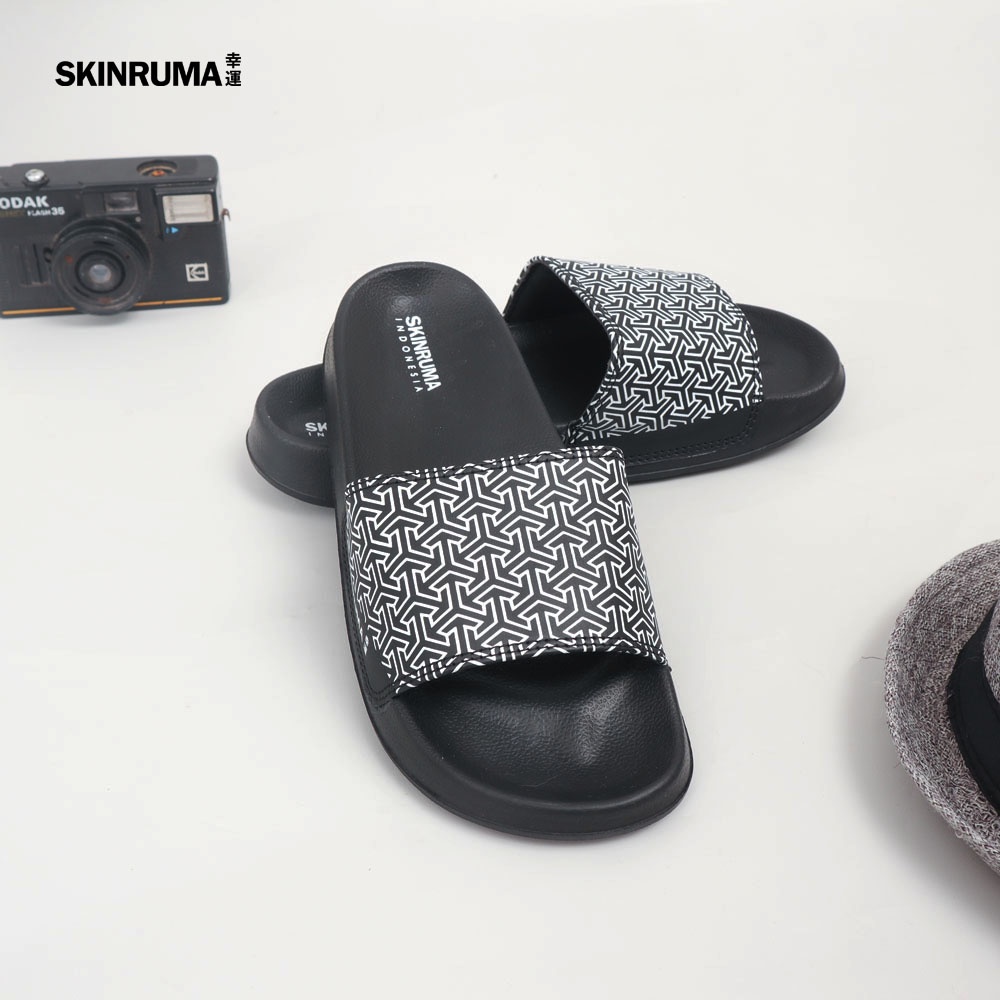 Sendal Selop Casual Pria SKINRUMA Original Triangle Motive Hitam Abu / Sendal Slide Pria / Sendal Slip On Pria