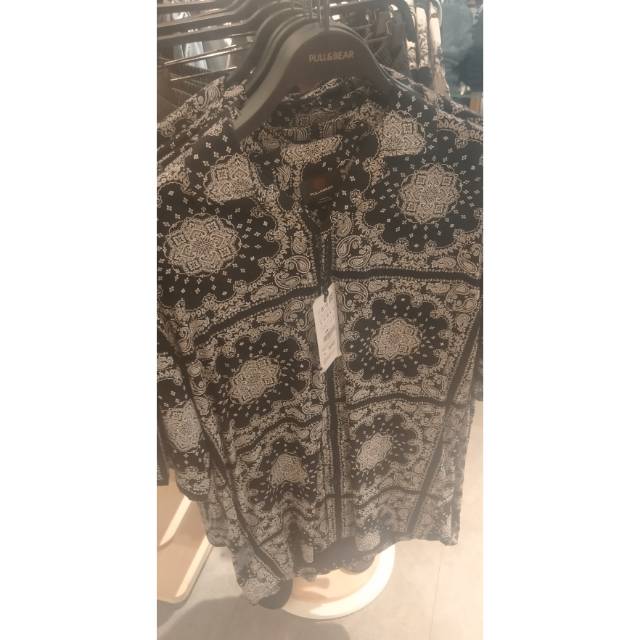 Kemeja pria casual batik Hitam motif Pull&Bear original