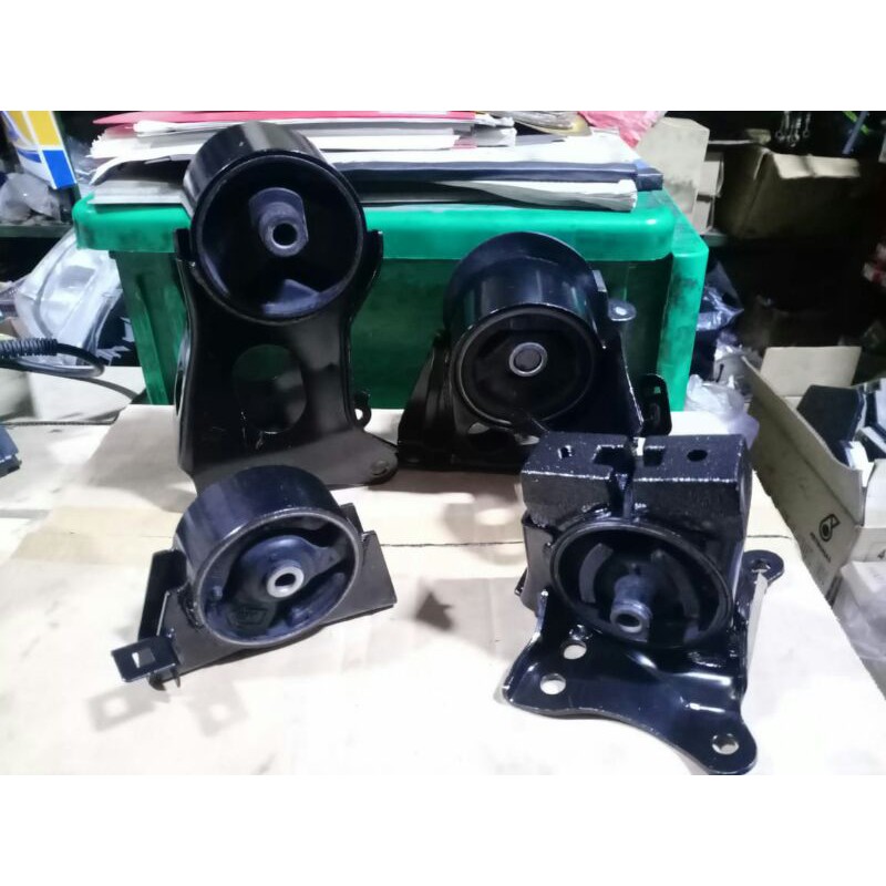 Engine mounting set Nissan serena C24