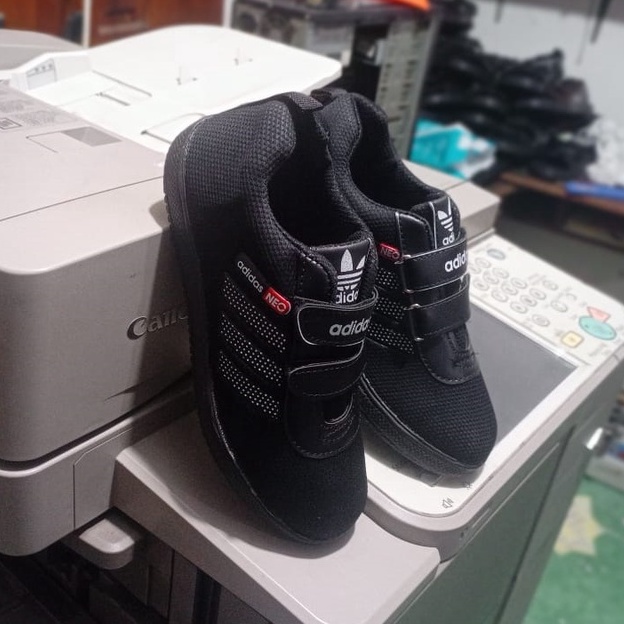 sepatu anak sekolah full hitam velcro