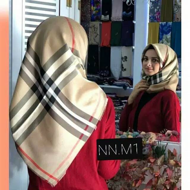 HIJAB SEGI EMPAT DEENAY KW MOTIF BURBERRY