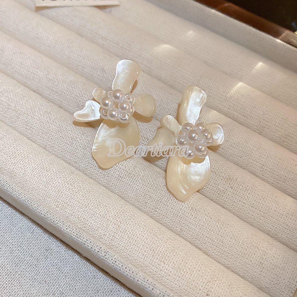 Anting Desain Bunga Aksen Mutiara Untuk Wanita