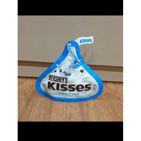 

Hershey Chocolate Kisses Cookies and Creme / Coklat Putih dengan Kukis - 146gr