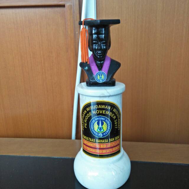 Patung wisuda