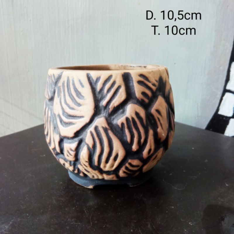 pot keramik relief batu
