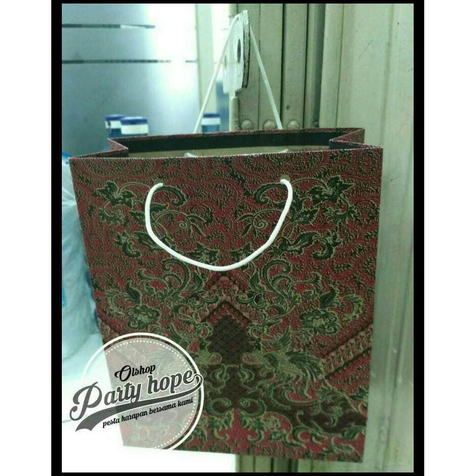 

Paper Bag Motif Batik Kecil/ Tas Kertas Motif Batik/ Tas Karton 25x20 PROMO