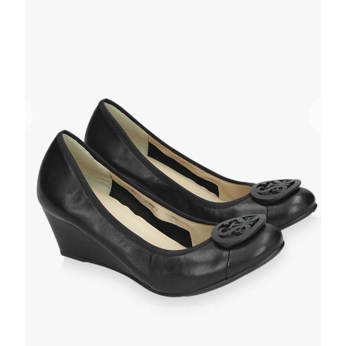 Staccato wedges hitam