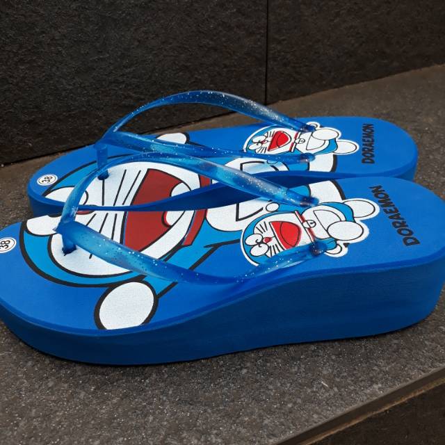TERLARIS SANDAL JEPIT WEDGES DORAEMON BIRU