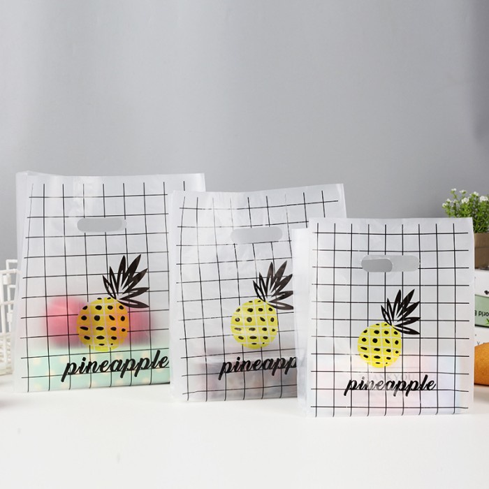 

Ginger- KANTONG PLASTIK TENTENG MOTIF PINEAPPLE 28x40 25pc LARGE