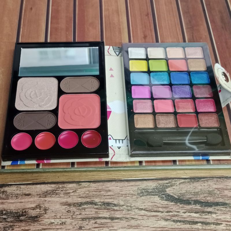 Eyeshadow Dompet Simpel Ukuran Besar