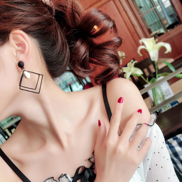 Anting Stud Liontin Geometris Bahan Logam Aksen Berlian Gaya Korea Untuk Wanita